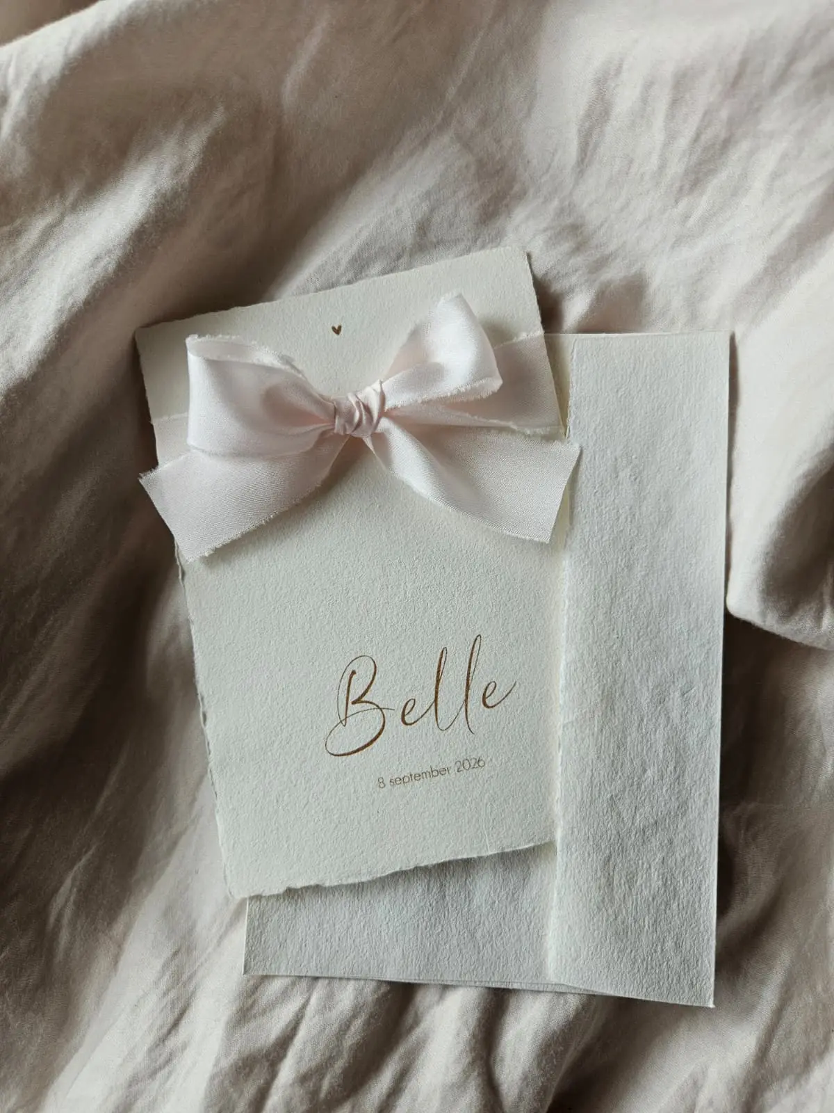 Handgeschept geboortekaartje Belle met zijden lint in Apricot