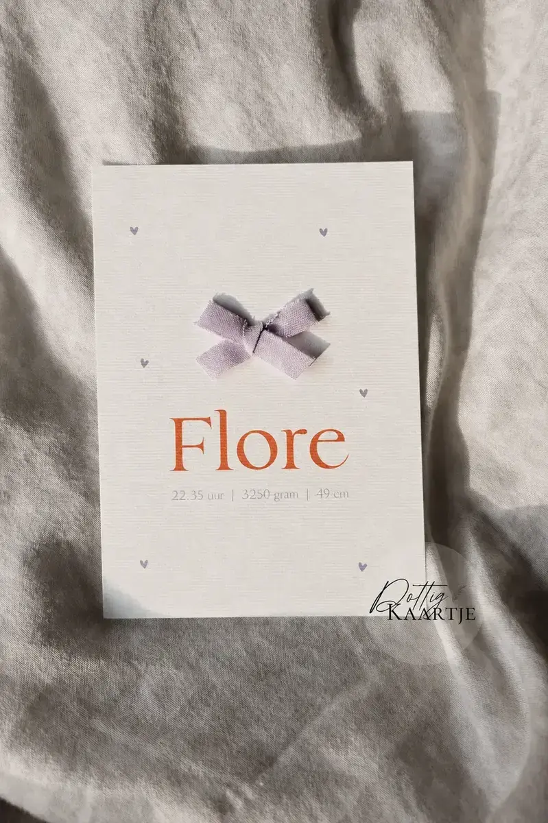 Flore met paars strikje